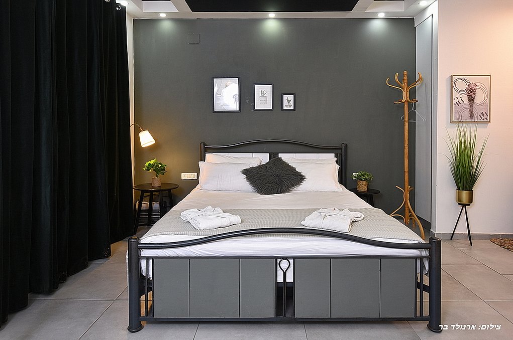 אחוזה בשניים