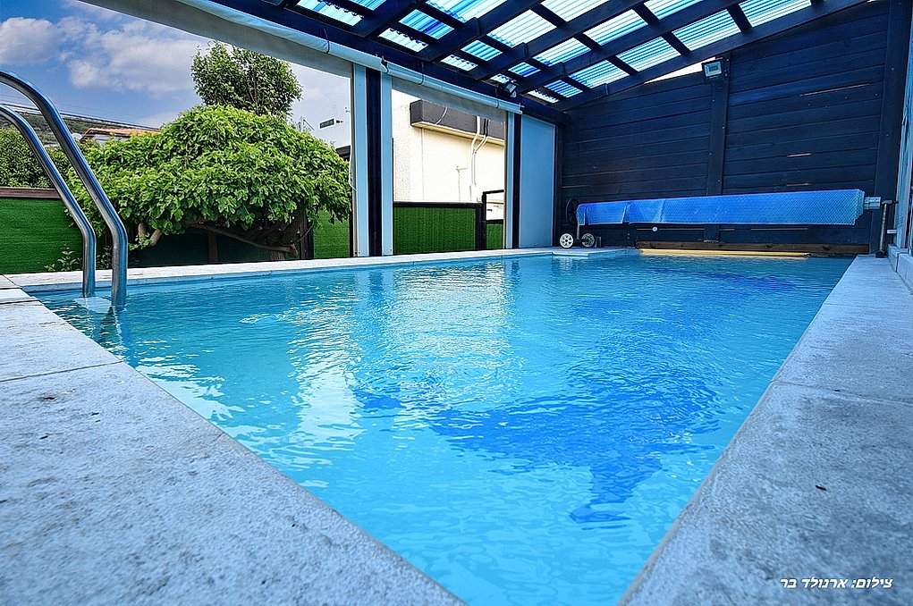 אחוזה בשניים